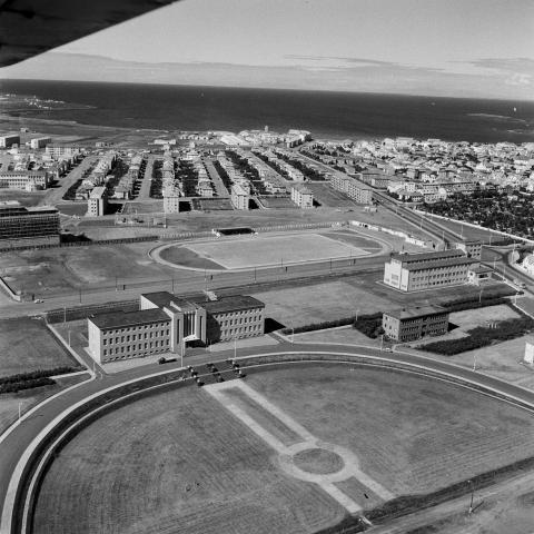 Loftmynd af háskólasvæðinu, Aðalbyggingu Háskóla Íslands, Þjóðminjasafninu, Suðurgötu, Melavellinum og Setbergi (húsi atvinnudeildarinnar)